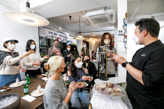 지난 12일 서울 이태원 '플레이버다이닝'에서 진행된 통영 굴 축제 '오마이오이스터 2021'의 오프닝 행사에 참여한 시민들이 프리미엄 흑맥주 기네스와 다양한 통영 굴 요리의 푸드 페어링을 즐기고 있다. <사진제공=디아지오코리아>